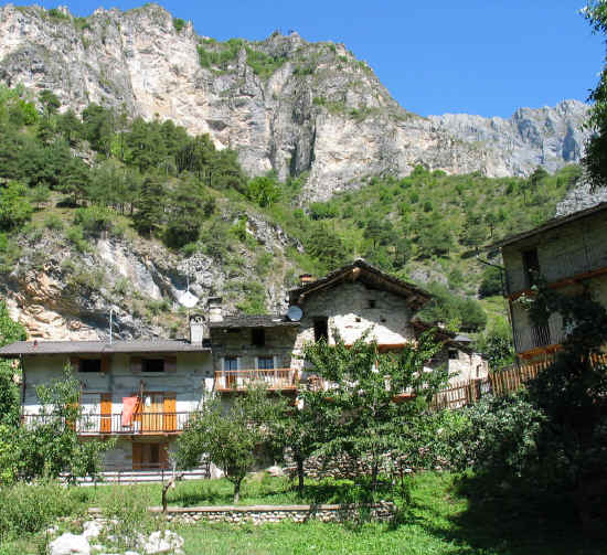 Le case di Caricatori, antico borgo di boscaioli