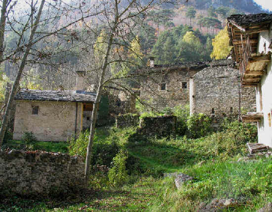 Cappella e case abbandonate a Langra