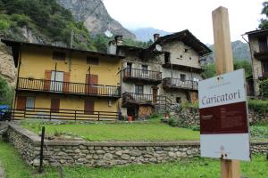 Le case di Caricatori, antico borgo di boscaioli