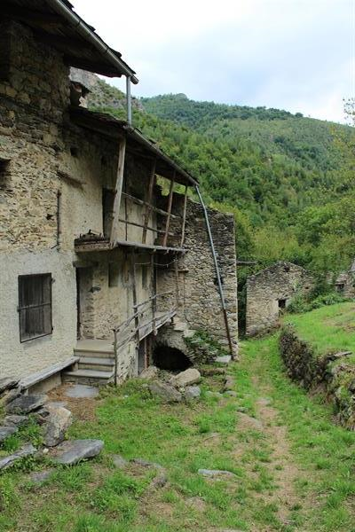 Cappella e case abbandonate a Langra