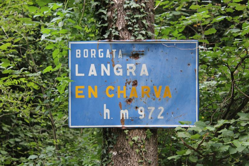 Cappella e case abbandonate a Langra