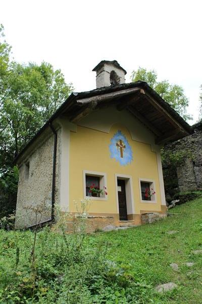 Cappella e case abbandonate a Langra